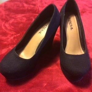 Soda black suede beer platforms 6.5